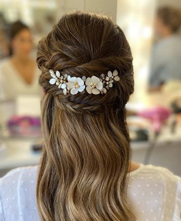 Tiara artesanal para cumpleaños de 15 con detalles delicados hecha a mano por Trihada