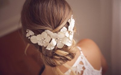 Tocado de Novia Guadalupe: Flores Nácar y Hojas de Porcelana | Trihada