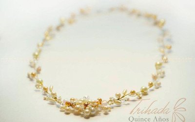 Corona Gala Trihada: Tiara de Perlas y Cristales para 15 Años - Personalizable