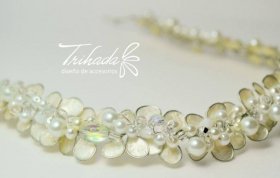 Tiara de Pétalos Nacarados Semi Rígida para Novias | Alta Costura