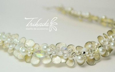 Tiara de Pétalos Nacarados Semi Rígida para Novias | Alta Costura