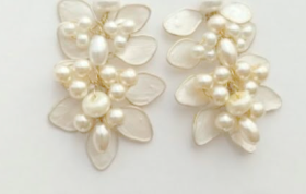 Aros de Nácar y Perlas: Elegancia Artesanal para Novias y Eventos